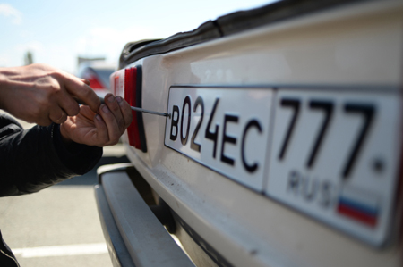 Президент РФ лишил автоинспекторов права снимать номера с автомашин