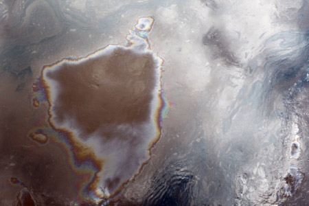 Нефтяное пятно протяженностью 400 м ликвидируют на реке Ангаре в Иркутской области