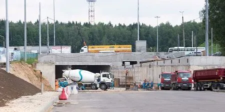 Развязку Киевского шоссе и Родниковой улицы реконструируют в Москве
