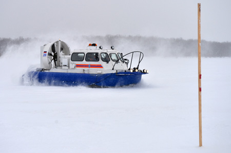 Спасатели четвертый день ищут троих югорчан, провалившихся под лед на снегоходе