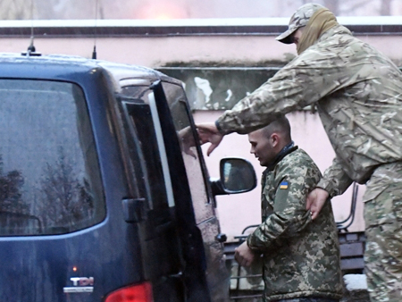 Все задержанные в Керченском проливе моряки переведены из СИЗО Симферополя