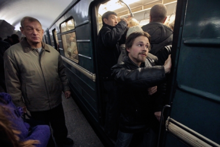 Сбой на "фиолетовой" линии метро произошел из-за удержания дверей и высадки пассажиров