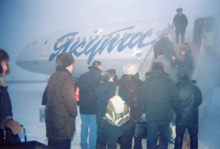 Самолет авиакомпании "Якутия" при взлете задел хвостом ВПП, проводится проверка