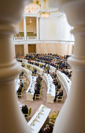 Петербургские депутаты согласились допустить самовыдвиженцев на выборы губернатора