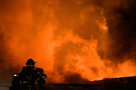 Завод цинкования горит под Оренбургом, персонал эвакуирован, пострадавших нет