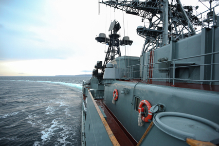 Боевой корабль Северного флота прибыл в Севастополь на техобслуживание