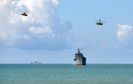 Военные РФ в Черном море отрабатывают дуэль бомбардировщика и корабля