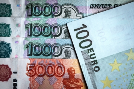 Орешкин назвал рубль менее волатильной валютой, чем евро