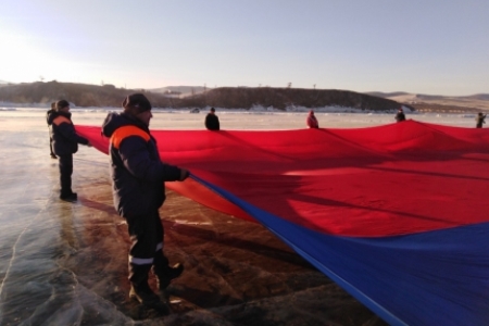 Самый большой флаг России растянули на льду Байкала