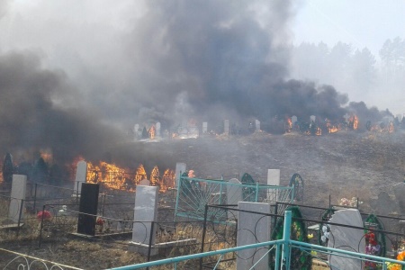 Около 1,5 га кладбища сгорело из-за возгорания сухой травы в Бурятии
