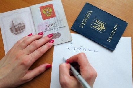 Песков: вопрос о выдаче паспортов РФ всем украинцам есть на повестке дня