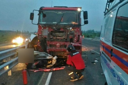 Легковушка врезалась в грузовик в Крыму, два человека погибли