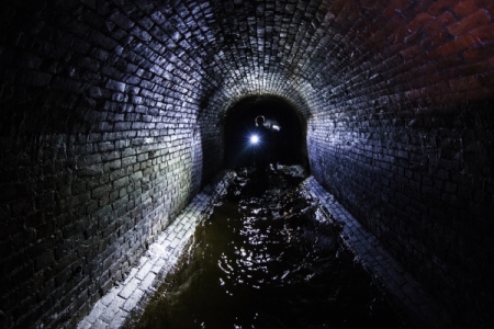 Житель Омска проплыл на лодке по недостроенным тоннелям метро