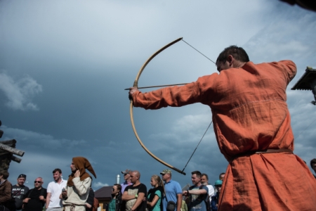 Стрелять из лука и чеканить монеты научат гостей фестиваля в Тюменской области