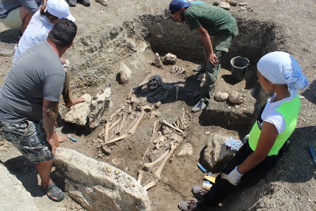 Античное погребение воинов с оружием обнаружено в Крыму