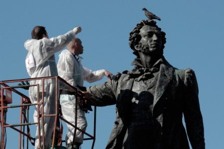 Памятник Пушкину в Петербурге помоют в честь 220-летия поэта