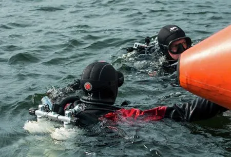 Водолазы обследуют газопровод-дюкер "Щукинский" в Серебряном бору
