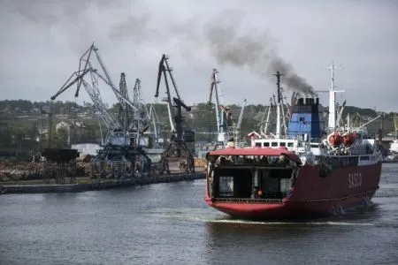 Паводок приостановил работу грузовых паромов между Приамурьем и КНР