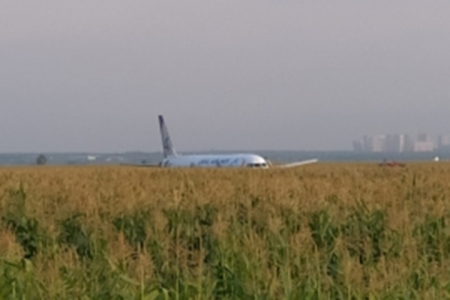 Отказ силовых установок стал причиной жесткой посадки на поле лайнера А-321