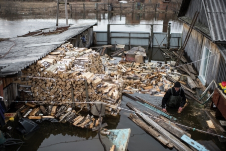 Жителям Приамурья доставят дрова взамен "уплывших" во время наводнения