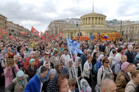 Более 100 тыс. верующих участвовали в крестном ходе в память об Александре Невском в Петербурге