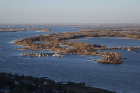 Две сотни затонувших кораблей загрязняют Волгу в Астраханской области