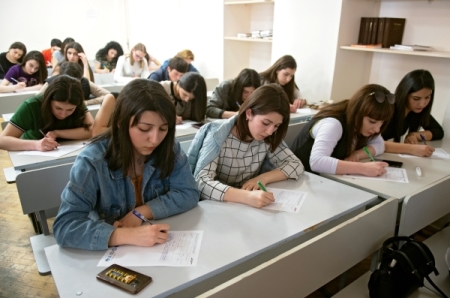 Рособрнадзор: школьные экзамены отменить можно, но придется искать им замену