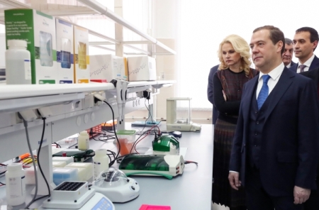 Медведев ждет от российских ученых ускорения развития генетических технологий