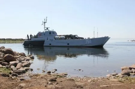 Рыболовецкую шхуну выбросило на берег на Южных Курилах во время циклона