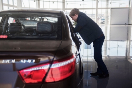 Владелец проданного с торгов автомобиля освобождается от транспортного налога, считают в ВС РФ