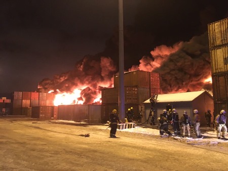 Крупный пожар произошел ночью на терминале "Трансконтейнера" в Петербурге