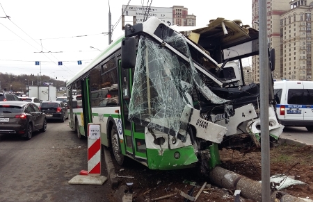 Пятнадцать человек пострадали в Саратове, где автобус врезался в столб