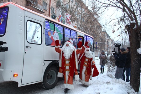 Праздничный "Дедморобус" попал в ДТП в Омске
