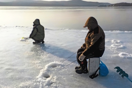 Полторы сотни рыбаков-любителей сняли с льдины в море на юге Сахалина
