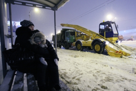 Военные помогают очищать от снежных заносов дороги на Алтае
