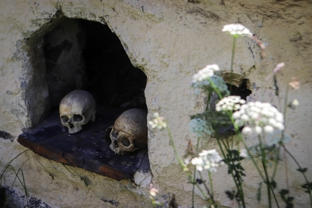 Крымские археологи нашли в горах идеально сохранившийся склеп XIII века