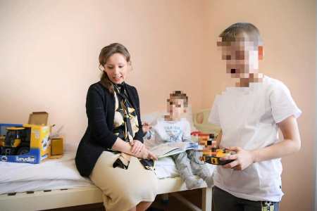 Брошенных в Шереметьево детей поместили в социально-реабилитационный центр