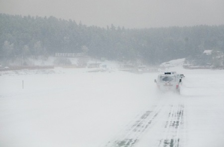 Движение на федеральной трассе под Красноярском ограничили из-за снегопада