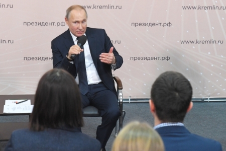 Путин признал, что в России трудно прожить на 10 тысяч 800 рублей