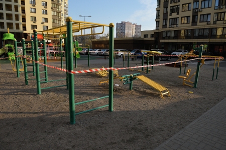 Эксперт: не стоит гулять на детских площадках в условиях COVID-19