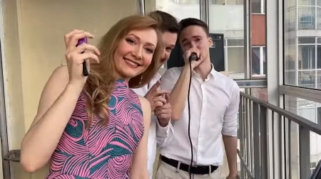 Оперные певцы в Челябинске по примеру итальянцев спели соседям с балкона