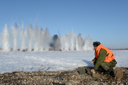 Военные саперы взорвали лед на реке Поперечная в Алтайском крае