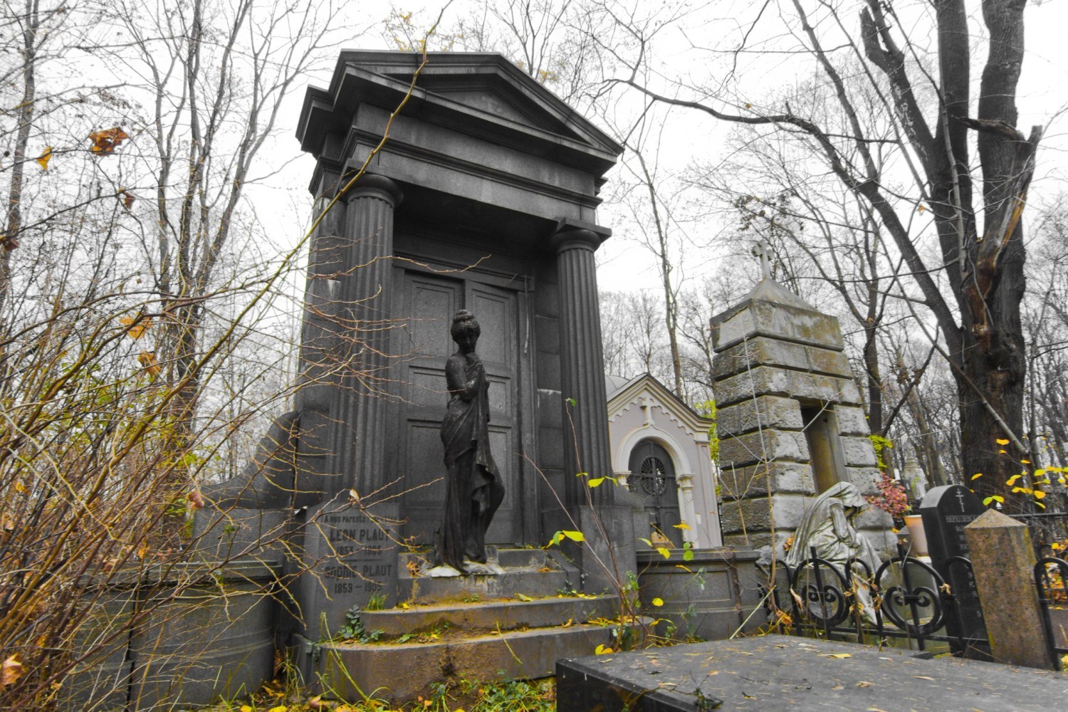 Реставраторы займутся сохранением 10 могил и мавзолея на Введенском кладбище в Москве