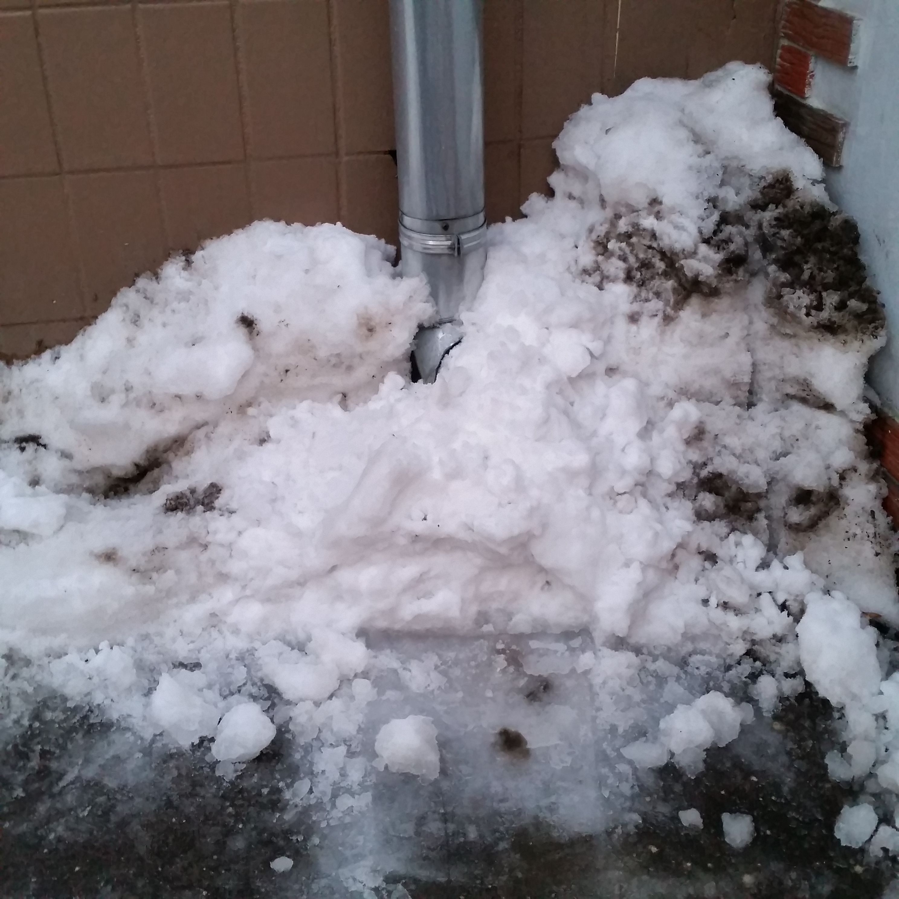 Козырек над входом в БЦ "Гидропроект" проломился под тяжестью снега