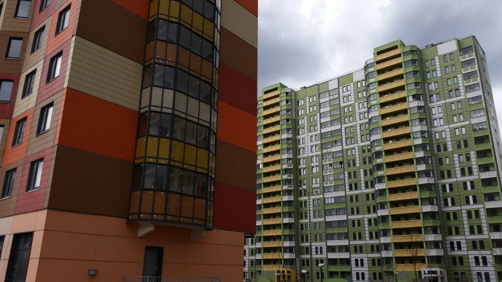 Ввод жилья в России продолжает начавшееся в мае снижение
