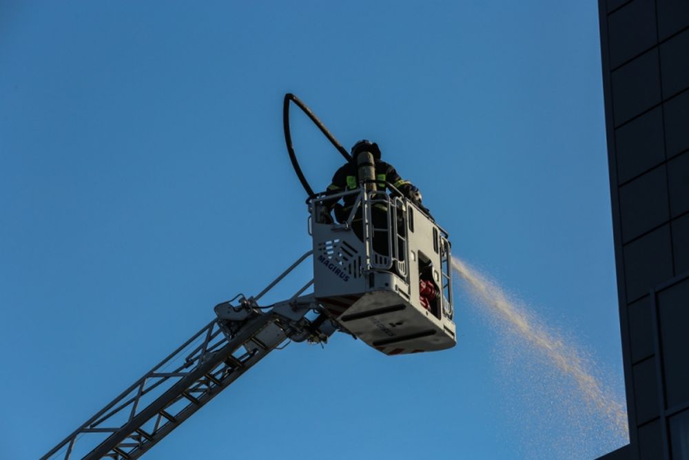 Автосервис в Зеленограде тушат 40 пожарных отделений