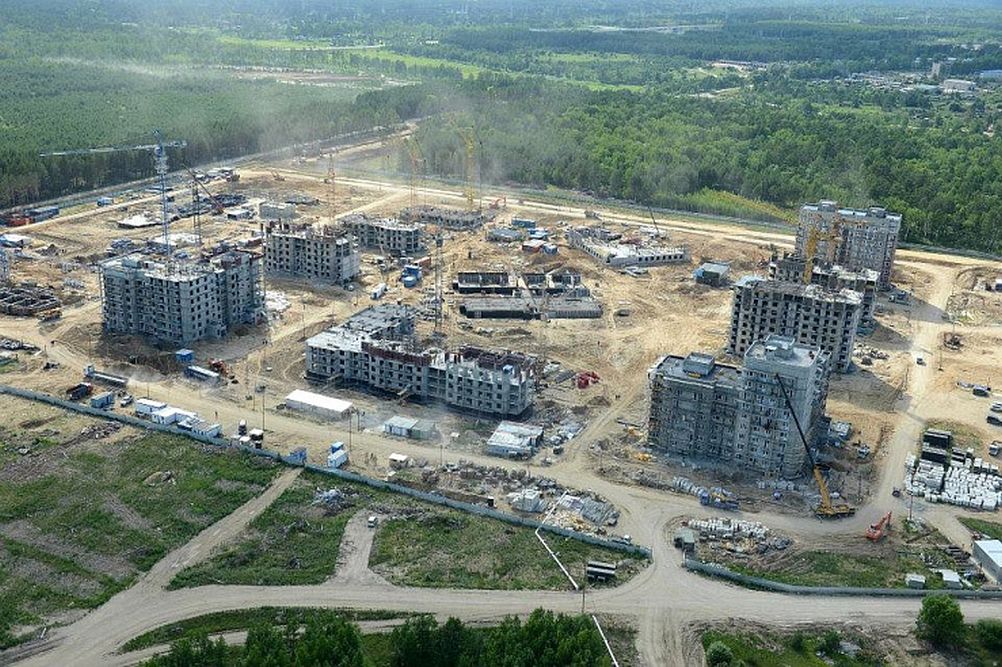 Строительство жилья для сотрудников "Восточного" скоро возобновится - Рогозин