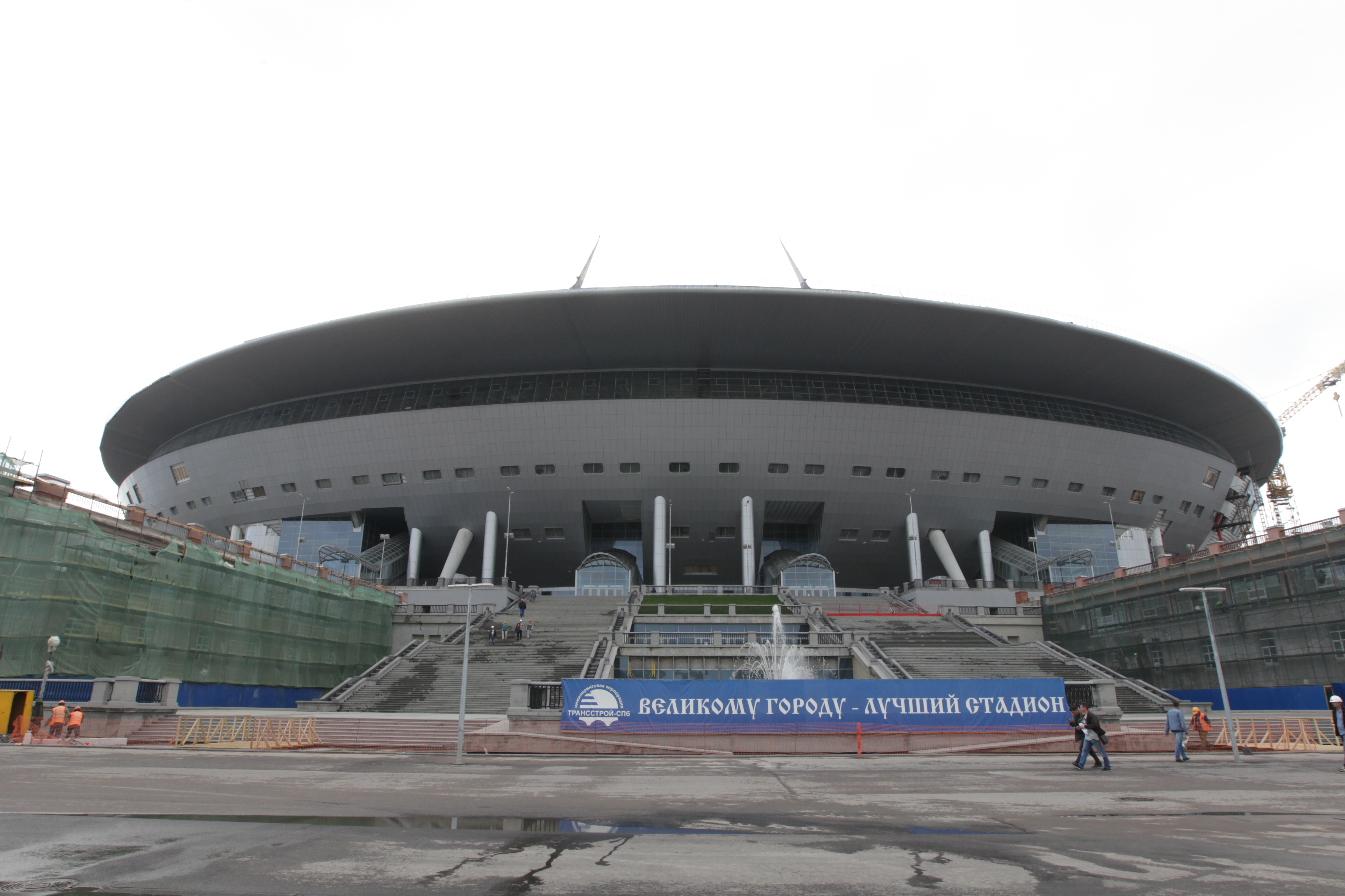 Генподрядчик стадиона в Петербурга объявил об остановке строительства