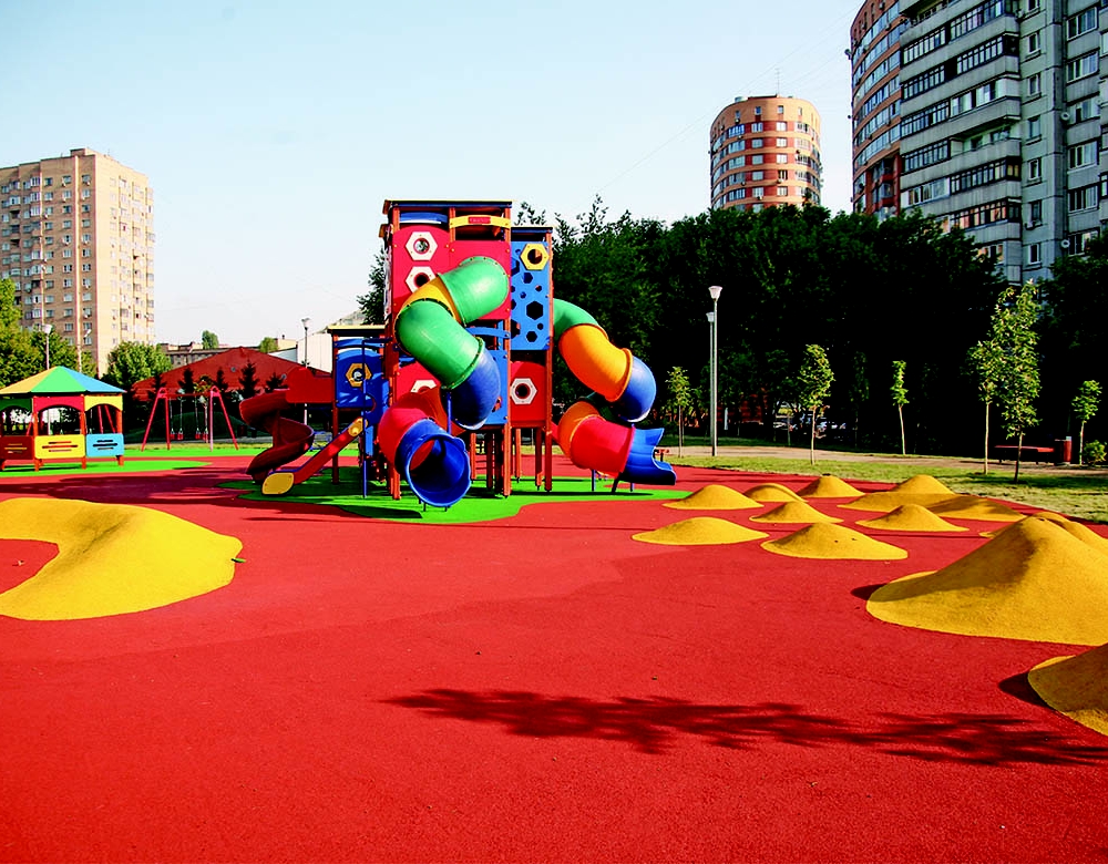 Почти 120 детских площадок установят в Подмосковье в этом году
