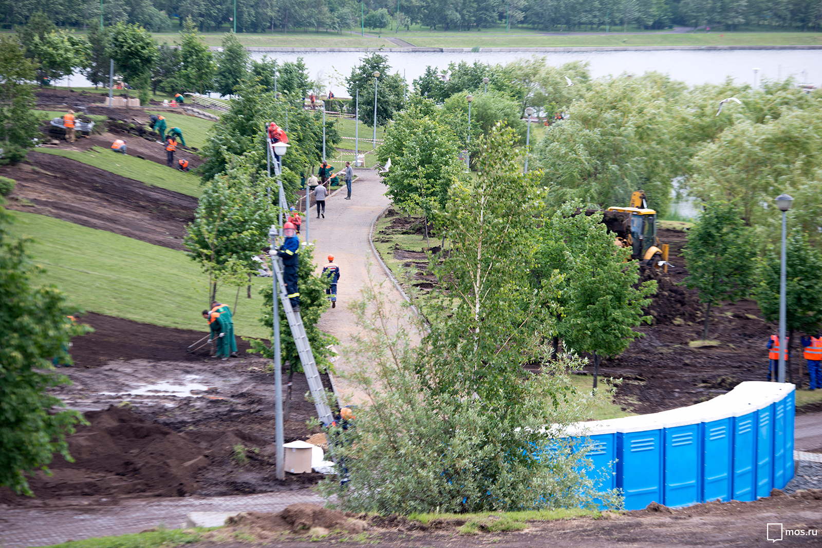 Дюжину крупных парков благоустроят в Москве к концу года